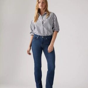 LEVIS WOMENS CLASSIC STRAIGHT JEANS